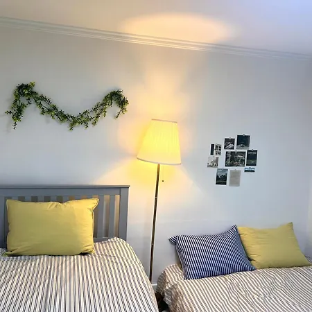 Hongdae Oyo Stay, Free Luggage Keeping, Hongdae Station Green Line And Airport Train